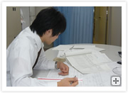 総トン数の計算をする船舶測度官